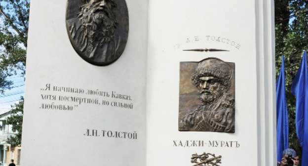 Памятник Льву Толстому и его литературному герою Хаджи-Мурату. Махачкала, 12 сентября 2012 г. Фото Альберта Токаева