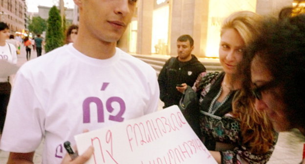 Армения, Ереван, 11 сентября 2012 г. Акция "Мужчины против насилия над женщинами". Надпись на плакате: "Нет насилию! Да – миру, любви!". Фото Армине Мартиросян для "Кавказского узла"