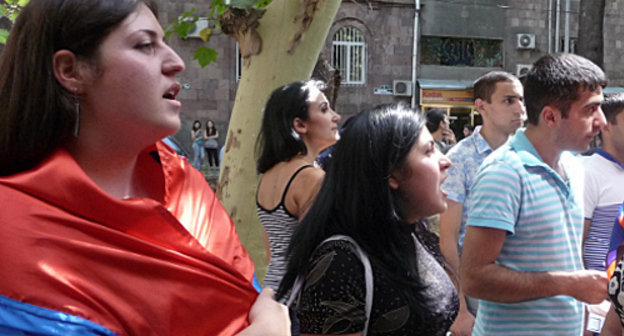 Армеия, Ереван, 1 сентября 2012 г. Участники акции протеста у консульства Венгрии. Фото Армине Мартиросян для "Кавказского узла" Армеия, Ереван, 1 сентября 2012 г. Участники акции протеста у консульства Венгрии. Фото Армине Мартиросян для "Кавказского узла"