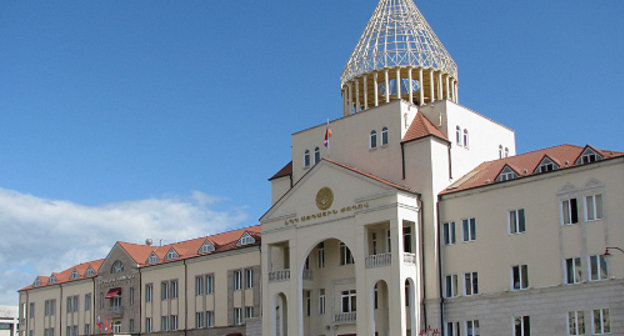 Нагорный Карабах, Степанакерт, здание парламента. Фото: http://hairapetyan.livejournal.com Нагорный Карабах, Степанакерт, здание парламента. Фото: http://hairapetyan.livejournal.com