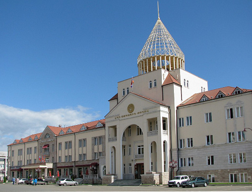 Нагорный Карабах, Степанакерт, здание парламента. Фото: http://hairapetyan.livejournal.com Нагорный Карабах, Степанакерт, здание парламента. Фото: http://hairapetyan.livejournal.com