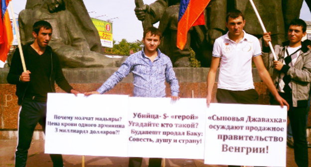 Участники митинга против экстрадиции и освобождения Рамиля Сафарова. Москва, 14 сентября 2012 г. Фото Елены Хрусталевой для "Кавказского узла"