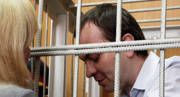 Осужденный экс-депутат Дмитрий Островенко и его жена Елена во время оглашения приговора. Ростов-на-Дону, 14 мая 2012 г. Фото Олеси Диановой для "Кавказского узла"