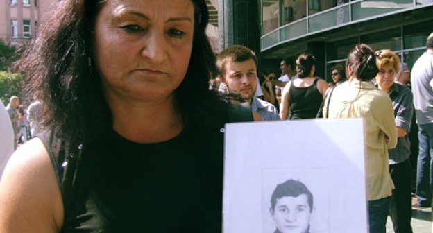 Манана Абусеридзе с фотографией брата, умершего от пыток в Глданской тюрьме. Тбилиси, 19 сентября 2012 г. Фото Эдиты Бадасян для "Кавказского узла"