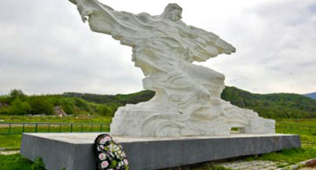 Памятник погибшим при сходе ледника Колка. Фото http://vladikavkaz-osetia.ru
Памятник погибшим при сходе ледника Колка. Фото http://vladikavkaz-osetia.ru