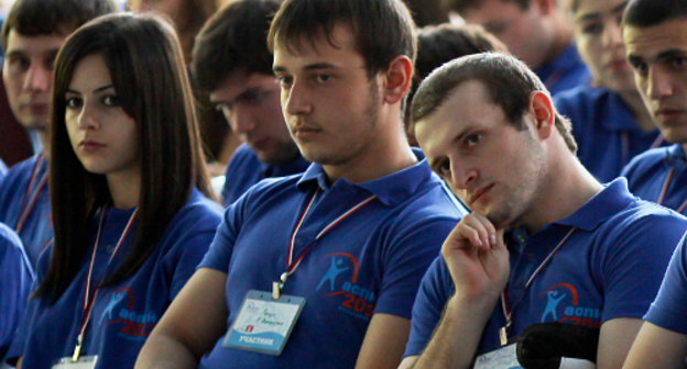 Открытие молодежного образовательного форума "Каспий-2012". Дагестан, поселок Манас, 18 сентября 2012 г. Фото предоставлены пресс-центром Межрегионального молодежного образовательного форума "Каспий-2012"