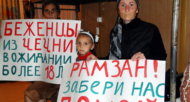 Участники голодовки беженцев в ПВР "Промжилбаза". Ингушетия, Карабулак, сентябрь 2012 г. Фото предоставлено "Единым кавказским форумом"
