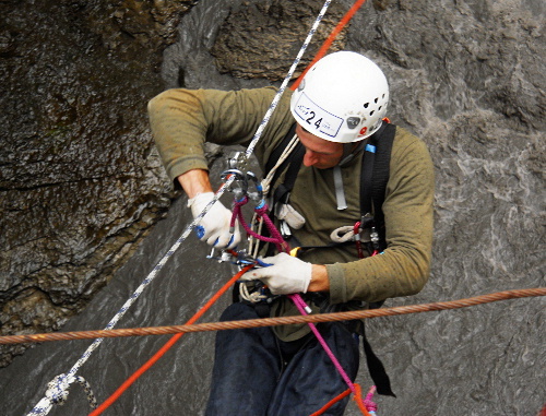 IX чемпионат России по спортивному туризму на спелеодистанциях. Спотсмен работает на высоте 30 метров над рекой Белой. Адыгея, Хаджохская теснина, 14 сентября 2012 г. Фото Олега Чалого для "Кавказского узла" IX чемпионат России по спортивному туризму на спелеодистанциях. Спотсмен работает на высоте 30 метров над рекой Белой. Адыгея, Хаджохская теснина, 14 сентября 2012 г. Фото Олега Чалого для "Кавказского узла"