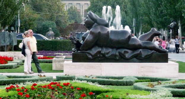 Армения, Ереван. Скульптура Фернандо Ботеро "Курящая женщина" в Центре искусств "Гафесчян". Фото Армине Мартиросян для "Кавказского узла"