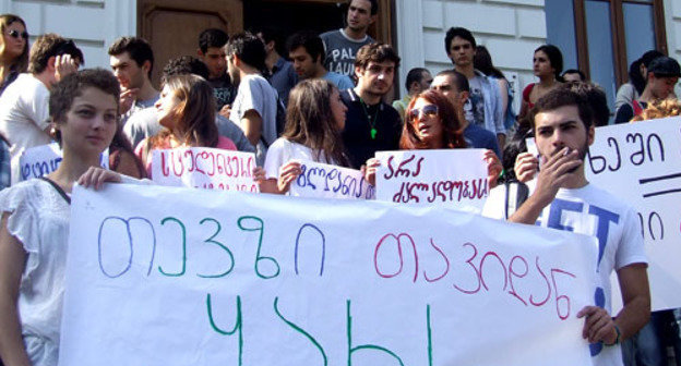 Студенты во время акции протеста против пыток заключенных. Тбилиси, 19 сентября 2012 г. Фото Эдиты Бадасян для "Кавказского узла" Студенты во время акции протеста против пыток заключенных. Тбилиси, 19 сентября 2012 г. Фото Эдиты Бадасян для "Кавказского узла"