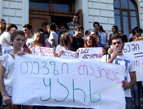 Студенты во время акции протеста против пыток заключенных. Тбилиси, 19 сентября 2012 г. Фото Эдиты Бадасян для "Кавказского узла" Студенты во время акции протеста против пыток заключенных. Тбилиси, 19 сентября 2012 г. Фото Эдиты Бадасян для "Кавказского узла"