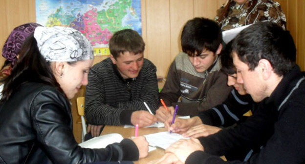 Ученики старших классов Уцмиюртовской средней школы Бабаюртовского района Дагестана. Апрель 2011 г. Фото http://ucmiyrt.dagschool.com