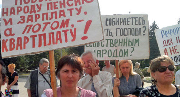 Митинг против роста тарифов на услуги ЖКХ прошел в Черкесске. Карачаево-Черкесская Республика, 22 сентября 2012 г. Фото Аси Капаевой для "Кавказского узла" Митинг против роста тарифов на услуги ЖКХ прошел в Черкесске. Карачаево-Черкесская Республика, 22 сентября 2012 г. Фото Аси Капаевой для "Кавказского узла"