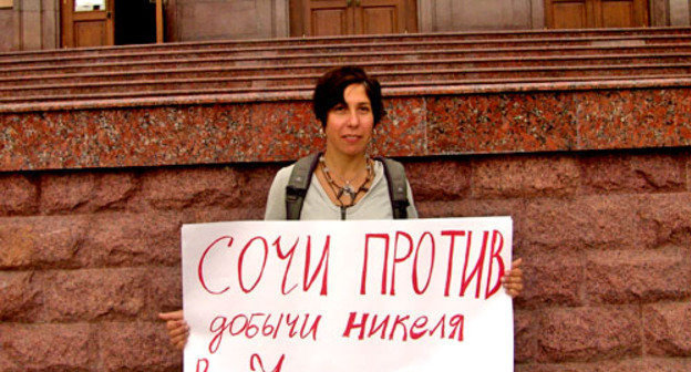 Мария Ухова перед администрацией Сочи во время одиночного пикета против добычи никеля в районе реки Хопер. Сочи, 22 сентября 2012 г. Фото предоставлено участниками акции Мария Ухова перед администрацией Сочи во время одиночного пикета против добычи никеля в районе реки Хопер. Сочи, 22 сентября 2012 г. Фото предоставлено участниками акции