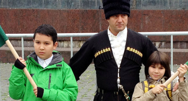 Организатор пикета в поддержку черкесов Сирии Аслан Хурай с детьми. Москва, 23 сентября 2012 г. Фото Олега Краснова для "Кавказского узла"