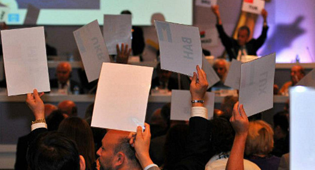 Голосование на 83 конгрессе FIDE в Баку 8 сентября 2012 г. Фото: Arman Karakhanyan, http://www.facebook.com/IstanbulChessOlympiad2012 Голосование на 83 конгрессе FIDE в Баку 8 сентября 2012 г. Фото: Arman Karakhanyan, http://www.facebook.com/IstanbulChessOlympiad2012