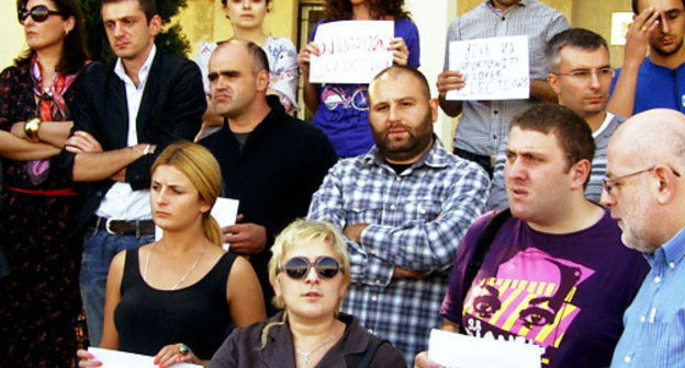 Акция протеста журналистов перед зданием ЦИК Грузии. Тбилиси, 25 сентября 2012 г. Фото Инны Кукуджановой для "Кавказского узла"
