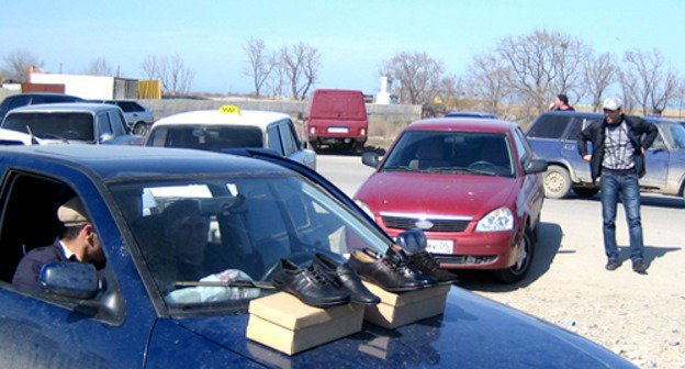 Торговля автомобилями на стихийном авторынке. Автотрасса "Махачкала-Каспийск". 3 апреля 2011 г. Фото Мусы Мусаева для "Кавказского узла"
Торговля автомобилями на стихийном авторынке. Автотрасса "Махачкала-Каспийск". 3 апреля 2011 г. Фото Мусы Мусаева для "Кавказского узла"