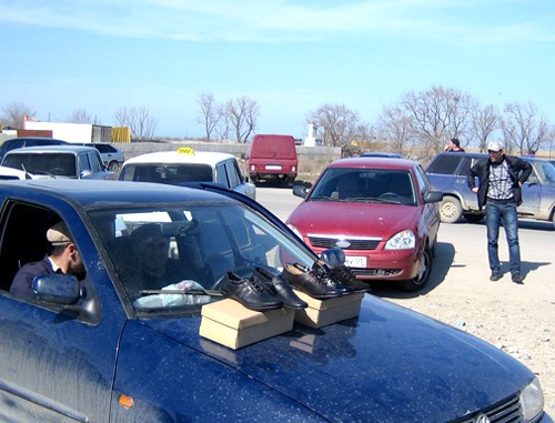 Торговля автомобилями на стихийном авторынке. Автотрасса "Махачкала-Каспийск". 3 апреля 2011 г. Фото Мусы Мусаева для "Кавказского узла"
Торговля автомобилями на стихийном авторынке. Автотрасса "Махачкала-Каспийск". 3 апреля 2011 г. Фото Мусы Мусаева для "Кавказского узла"