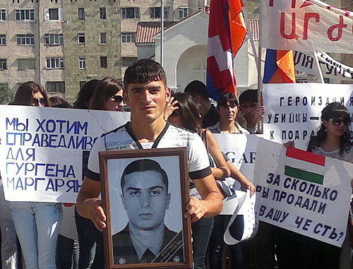 Шествие молодежи, приуроченное ко дню рождения убитого в Венгрии офицера Гургена Маргаряна. Нагорный Карабах, Степанакерт, 26 сентября 2012 г. Фото Алвард Григорян для "Кавказского узла"