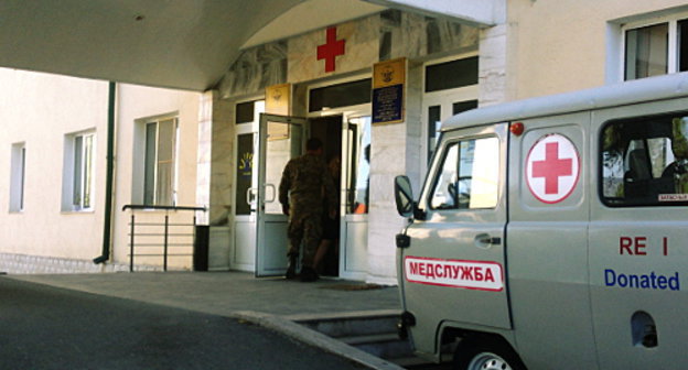 У входа в приемное отделение детской больницы "Аревик". Нагорный Карабах, Степанакерт, 28 сентября 2012 г. Фото Алвард Григорян для "Кавказского узла" У входа в приемное отделение детской больницы "Аревик". Нагорный Карабах, Степанакерт, 28 сентября 2012 г. Фото Алвард Григорян для "Кавказского узла"