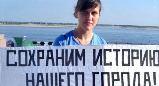 Участница пикета против застройки набережной. Волгоград, 30 сентября 2012 г. Фото Татьяны Филимоновой для "Кавказского узла" Участница пикета против застройки набережной. Волгоград, 30 сентября 2012 г. Фото Татьяны Филимоновой для "Кавказского узла"