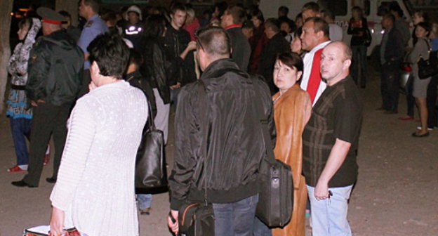 Жильцы общежития на улице Пороховой, 16 в ночь эвакуации. Астрахань, 21-22 сентября 2012 г. Фото Елены Гребенюк для "Кавказского узла"