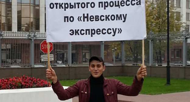 Одиночный пикет жителя Ингушетии у здания правительства РФ. Москва, 3 октября 2012 г. Фото Магомеда Хазбиева Одиночный пикет жителя Ингушетии у здания правительства РФ. Москва, 3 октября 2012 г. Фото Магомеда Хазбиева