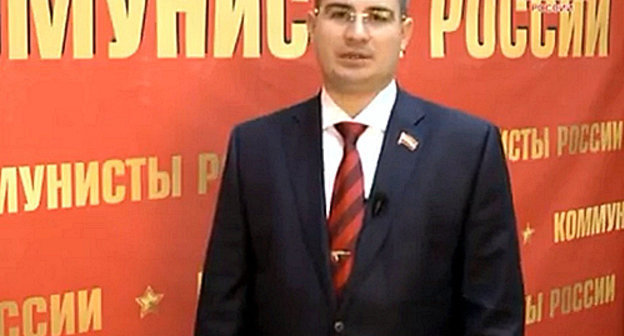 Максим Сурайкин в агитационном видеоролике партии "Коммунисты России". Источник: http://www.komros.info Максим Сурайкин в агитационном видеоролике партии "Коммунисты России". Источник: http://www.komros.info