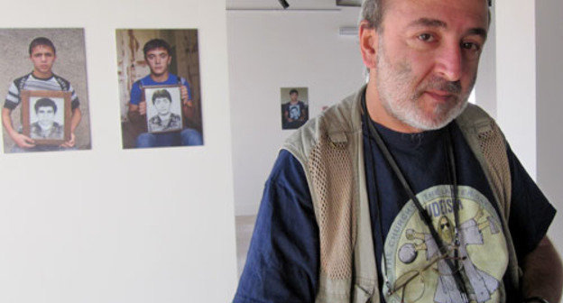 Герман Авакян из Армении представил фотопроект под названием «Родившиеся после смерти» в рамках фестиваля современного искусства "Шуши Арт Проджект". Нагорный Карабах, город Шуши, 3 октября 2012 г. Фото Алвард Григорян для "Кавказского узла" Герман Авакян из Армении представил фотопроект под названием «Родившиеся после смерти» в рамках фестиваля современного искусства "Шуши Арт Проджект". Нагорный Карабах, город Шуши, 3 октября 2012 г. Фото Алвард Григорян для "Кавказского узла"