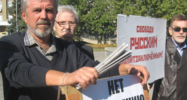 Участники митинга "Союза Национально-патриотических сил России" требуют освобождения Владимира Квачкова. Волгоград, 7 октября 2012 г. Фото Вячеслава Ященко для "Кавказского узла"