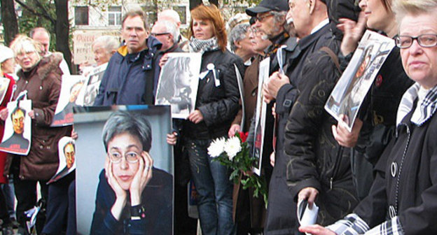Пикет памяти Анны Политковской в Новопушкинском сквере. Москва, 7 октября 2012 г. Фото Веры Васильевой, http://hro.org Пикет памяти Анны Политковской в Новопушкинском сквере. Москва, 7 октября 2012 г. Фото Веры Васильевой, http://hro.org