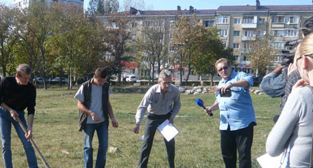 Акция в форме флешмоба, организованная экологическим движением "Солнечный патруль", в Комсомольском парке Пятигорска. 7 октября 2012 г. Фото со страницы акции в социальной сети ВКонтакте http://vk.com/event43604624