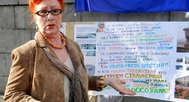Зоя Малыгина во время пикета в защиту набережной от застройки в Волгограде. 6 октября 2012 г. Фото Татьяны Филимоновой для "Кавказского узла" Зоя Малыгина во время пикета в защиту набережной от застройки в Волгограде. 6 октября 2012 г. Фото Татьяны Филимоновой для "Кавказского узла"