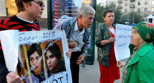 Пикет в поддержку Pussy Riot. Волгоград, 1 октября 2012 г. Фото Татьяны Филимоновой для "Кавказского узла" Пикет в поддержку Pussy Riot. Волгоград, 1 октября 2012 г. Фото Татьяны Филимоновой для "Кавказского узла"