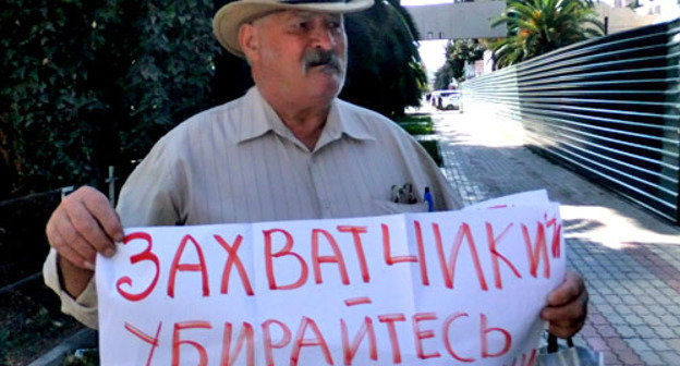 Евгений Захаров на пикете против вырубки зеленых насаждений. Сочи, 6 октября 2012 г. Фото Светланы Кравченко для "Кавказского узла" Евгений Захаров на пикете против вырубки зеленых насаждений. Сочи, 6 октября 2012 г. Фото Светланы Кравченко для "Кавказского узла"