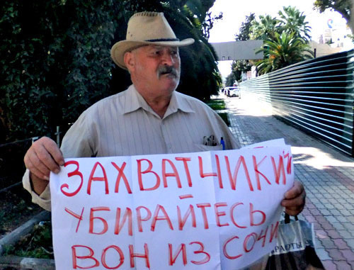 Евгений Захаров на пикете против вырубки зеленых насаждений. Сочи, 6 октября 2012 г. Фото Светланы Кравченко для "Кавказского узла" Евгений Захаров на пикете против вырубки зеленых насаждений. Сочи, 6 октября 2012 г. Фото Светланы Кравченко для "Кавказского узла"