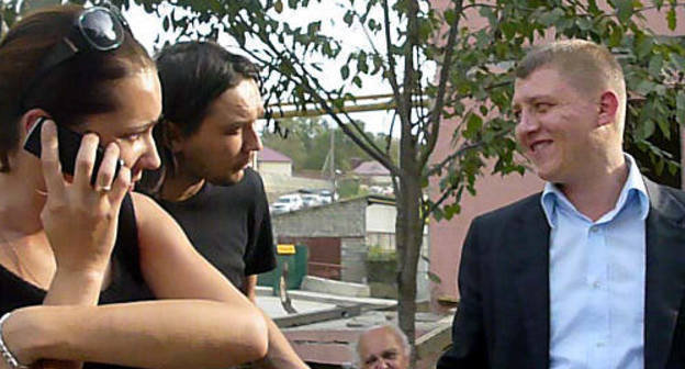 Слева направо: Светлана и Евгений Мзоковы общаются с заместителем руководителя межрайонной службы судебных приставов Сочи Сергеем Харлановым, прибывшим на место сноса дома семьи Мзоковых на улице Фабрициуса. Сочи, 6 октября 2012 г. Фото Светланы Кравченко для "Кавказского узла"