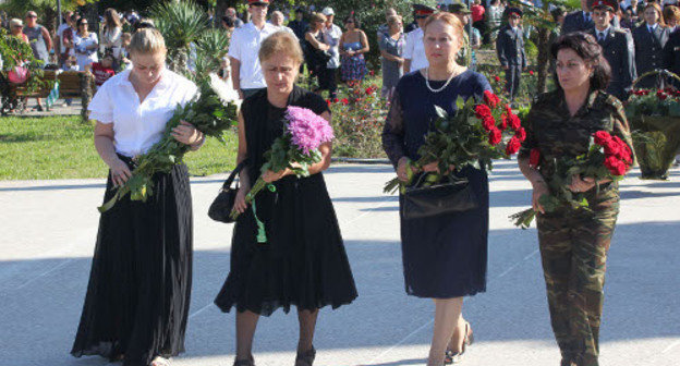 Возложение цветов к Мемориалу славы в Сухуме 30 сентября 2012 г. Фото Анжелы Кучуберия для "Кавказского узла" Возложение цветов к Мемориалу славы в Сухуме 30 сентября 2012 г. Фото Анжелы Кучуберия для "Кавказского узла"