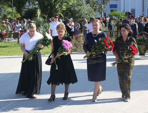 Возложение цветов к Мемориалу славы в Сухуме 30 сентября 2012 г. Фото Анжелы Кучуберия для "Кавказского узла" Возложение цветов к Мемориалу славы в Сухуме 30 сентября 2012 г. Фото Анжелы Кучуберия для "Кавказского узла"