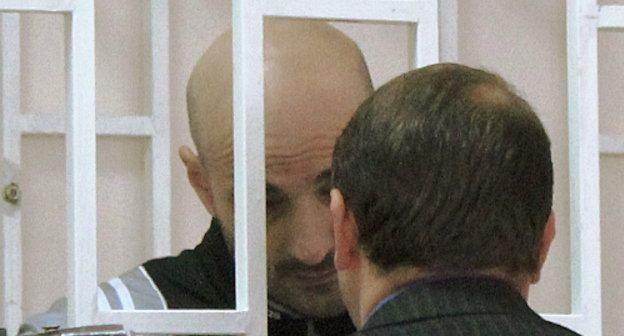 Сослан Джанаев разговаривает с адвокатом Ильей Виноградовым в зале суда. Северная Осетия, Владикавказ, 10 октября 2012 г. Фото Эммы Марзоевой для "Кавказского узла"