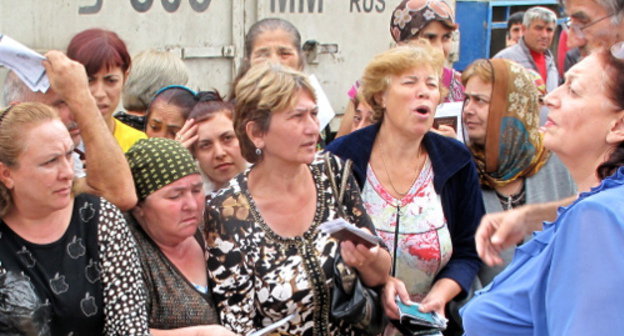 Жители Дербента, пострадавшие от наводнения, в очереди за гуманитарной помощью. 11 октября 2012 г. Фото пресс-службы ГУ МЧС по Республике Дагестан, www.05.mchs.gov.ru Жители Дербента, пострадавшие от наводнения, в очереди за гуманитарной помощью. 11 октября 2012 г. Фото пресс-службы ГУ МЧС по Республике Дагестан, www.05.mchs.gov.ru