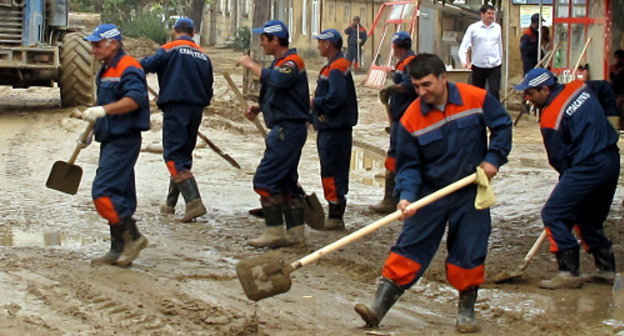 Дербент. 13 октября 2012 г. Расчистка городских улиц после наводнения. Фото пресс-службы ГУ МЧС по Республике Дагестан, http://www.05.mchs.gov.ru Дербент. 13 октября 2012 г. Расчистка городских улиц после наводнения. Фото пресс-службы ГУ МЧС по Республике Дагестан, http://www.05.mchs.gov.ru