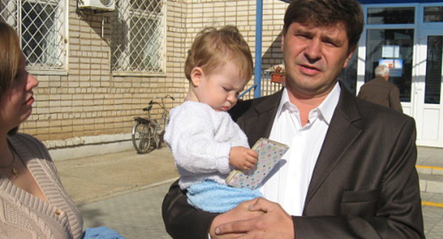Сергей Лагутин с семьей на избирательном участке №3503 в день голосования на выборах главы Светлоярского района Волгоградской области. 14 октября 2012 г. Фото Вячеслава Ященко для "Кавказского узла"
