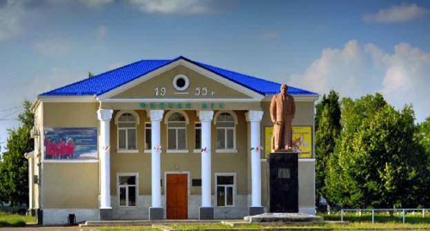 Клуб в ауле Кошехабль, Адыгея. Фото Инги Мыцело, http://www.panoramio.com/photo/49343025 Клуб в ауле Кошехабль, Адыгея. Фото Инги Мыцело, http://www.panoramio.com/photo/49343025