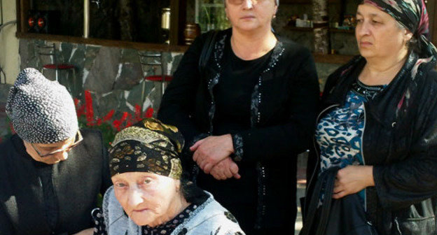 Родственники погибших 13 октября 2005 г. Кабардино-Балкария, Нальчик, октябрь 2012 г. Фото Анны Арсеньевой для "Кавказского узла" Родственники погибших 13 октября 2005 г. Кабардино-Балкария, Нальчик, октябрь 2012 г. Фото Анны Арсеньевой для "Кавказского узла"