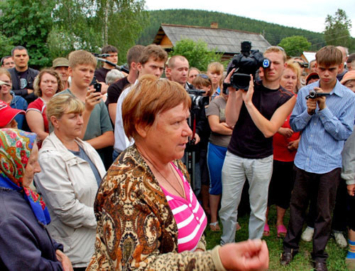 Народный сход в поселке Сагра. Фото http://fedpress.ru Народный сход в поселке Сагра. Фото http://fedpress.ru