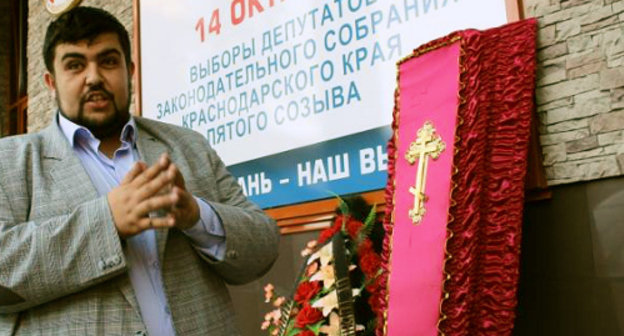 Уполномоченный представитель партии "Коммунисты России" в Краснодарском крае Михаил Абрамян у "гроба КПРФ" во время перфоманса. Краснодар, 15 октября 2012 г. Фото: Информационное агентство "ФедералПресс", http://fedpress.ru Уполномоченный представитель партии "Коммунисты России" в Краснодарском крае Михаил Абрамян у "гроба КПРФ" во время перфоманса. Краснодар, 15 октября 2012 г. Фото: Информационное агентство "ФедералПресс", http://fedpress.ru