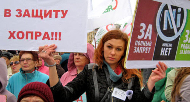 Студентка Анна Исаева выступает против строительства никель добывающего завода в Воронежской области. Волгоград, 13 октября 2012 г. Фото Вячеслава Ященко для "Кавказского узла" Студентка Анна Исаева выступает против строительства никель добывающего завода в Воронежской области. Волгоград, 13 октября 2012 г. Фото Вячеслава Ященко для "Кавказского узла"