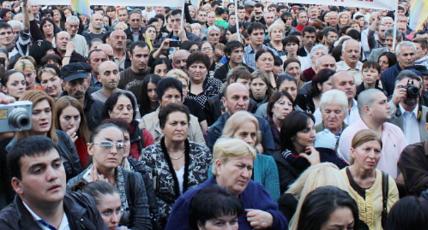 Участники митинга "За честные итоги выборов". Северная Осетия, Владикавказ, 16 октября 2012 г. Фото Эммы Марзоевой для "Кавказского узла"